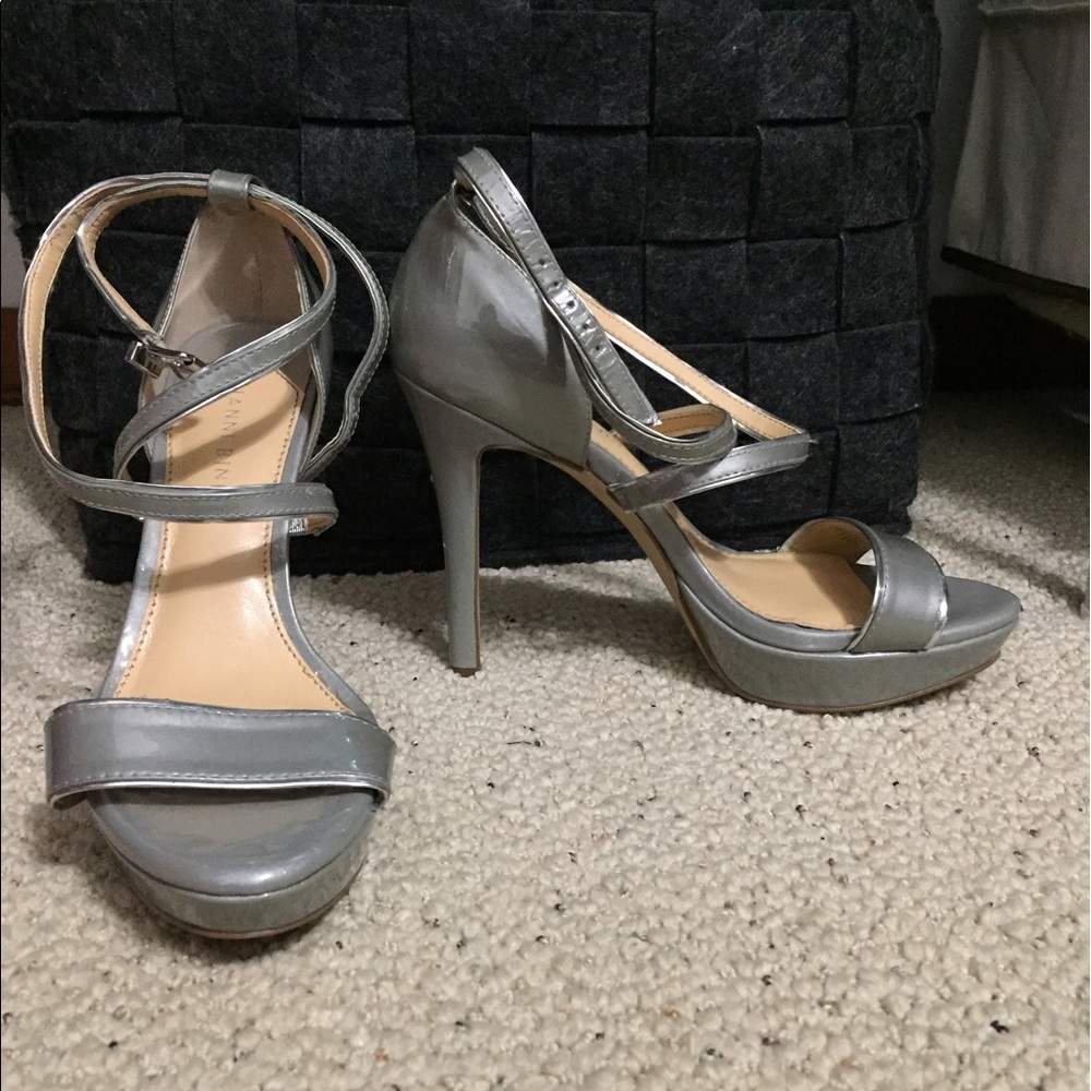 Giani Bini silver wrap around pumps