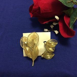 ⭐️VINTAGE PIN W/ Gold Thread Accent & clip ERs 🌹