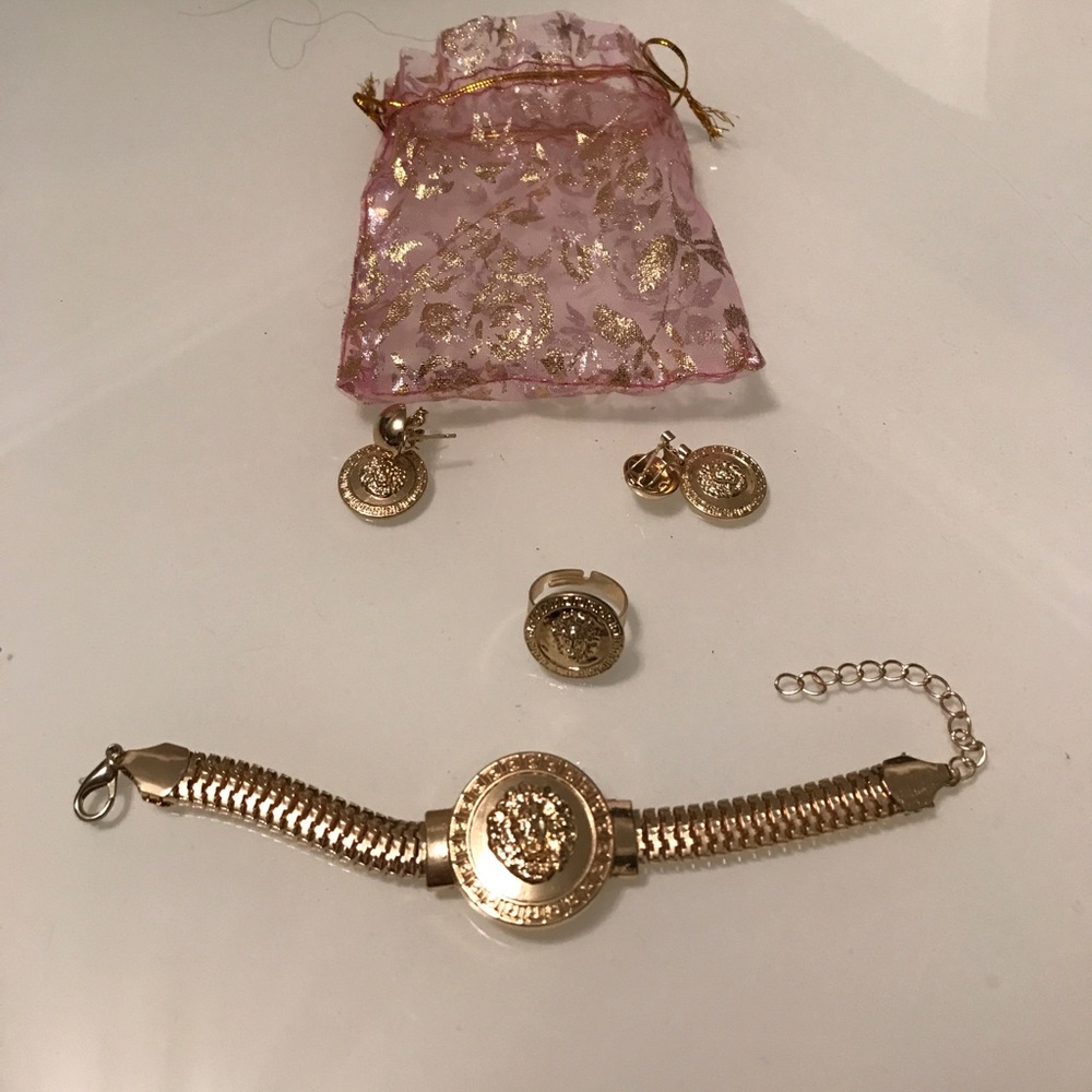 Lion 🦁 head bracelet, ring 💍 and earrings.