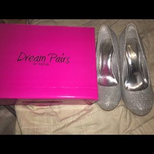 Size 9 Dream Pairs glitter 4 inch heels