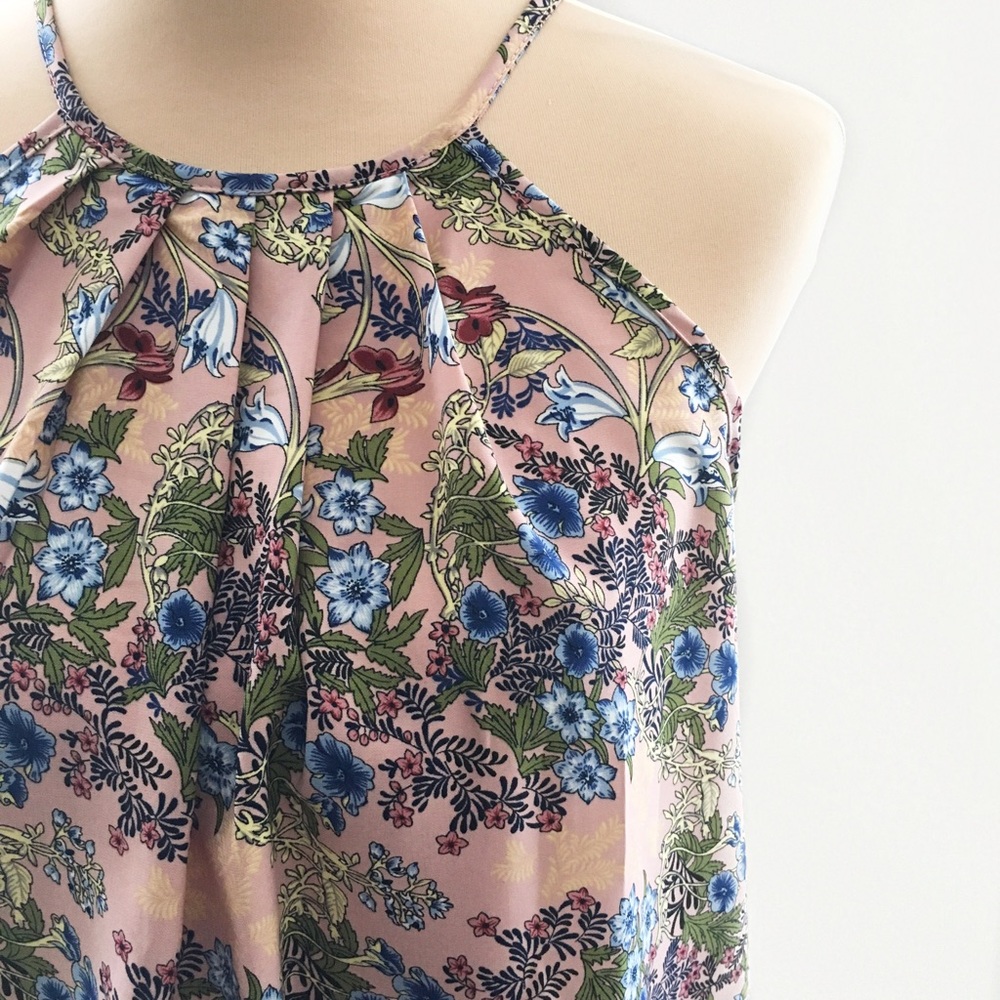 Garden Floral Keyhole Pleat Front Racerback Top - Picture 3 of 6