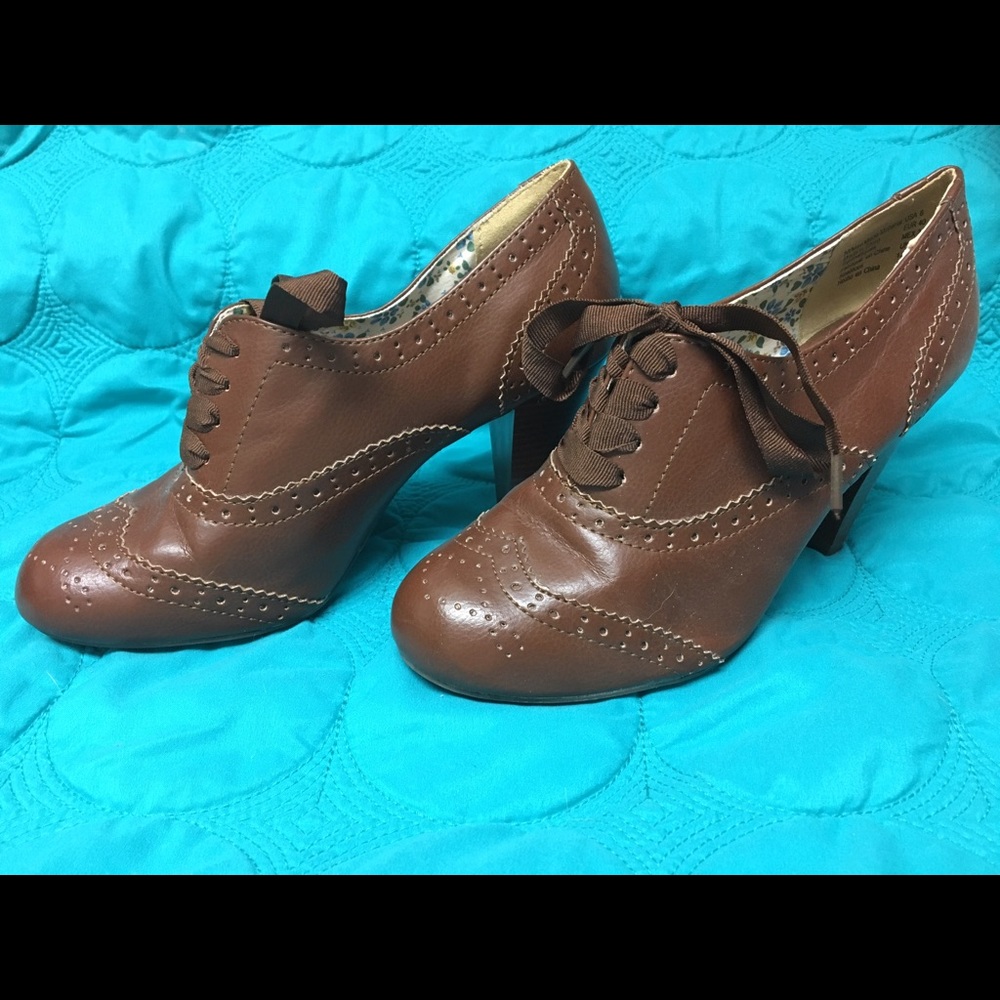 American Eagle heeled oxfords.
