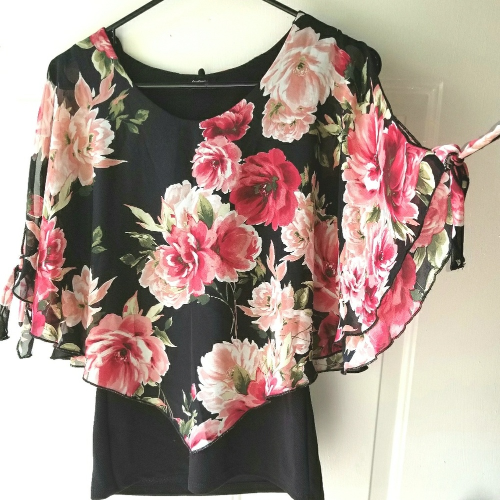 🚫SOLD. 🔴 3 for $15 SALE. NWOT Floral top