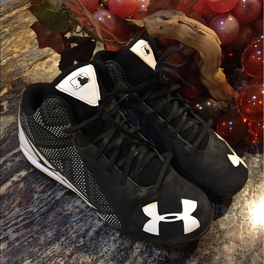 Under Armour Baseball cleats size 5.5 youth.
