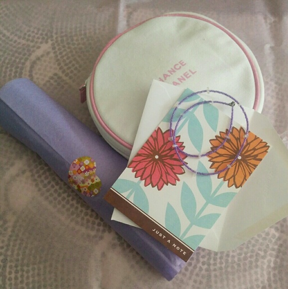 💜Welcome to Violet's Closet!💜 - Picture 4 of 5