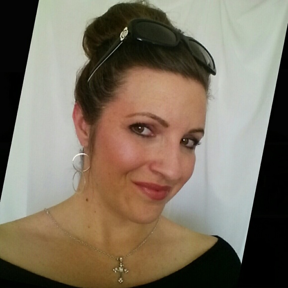 💜Welcome to Violet's Closet!💜 - Picture 2 of 5