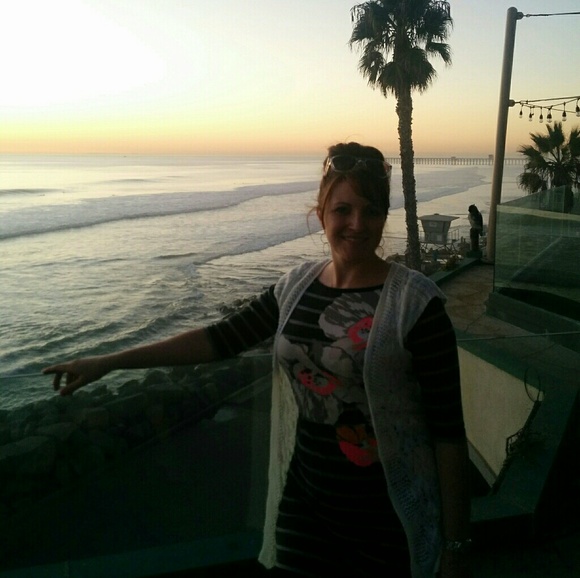 💜Welcome to Violet's Closet!💜 - Picture 5 of 5