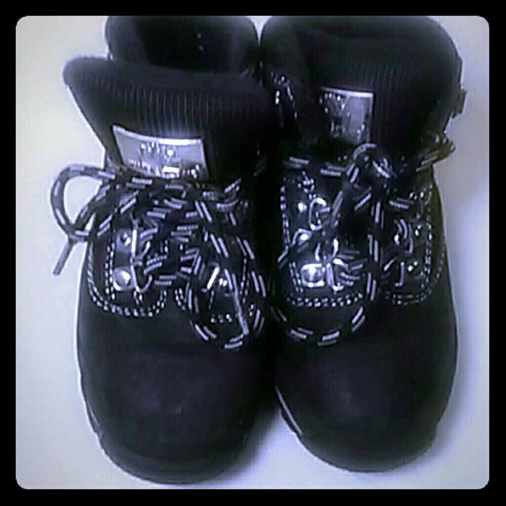 TODDLERS SHOES SIZE 9 .......TIMBERS