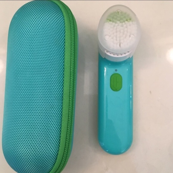 Other - Clique cleansing face brush