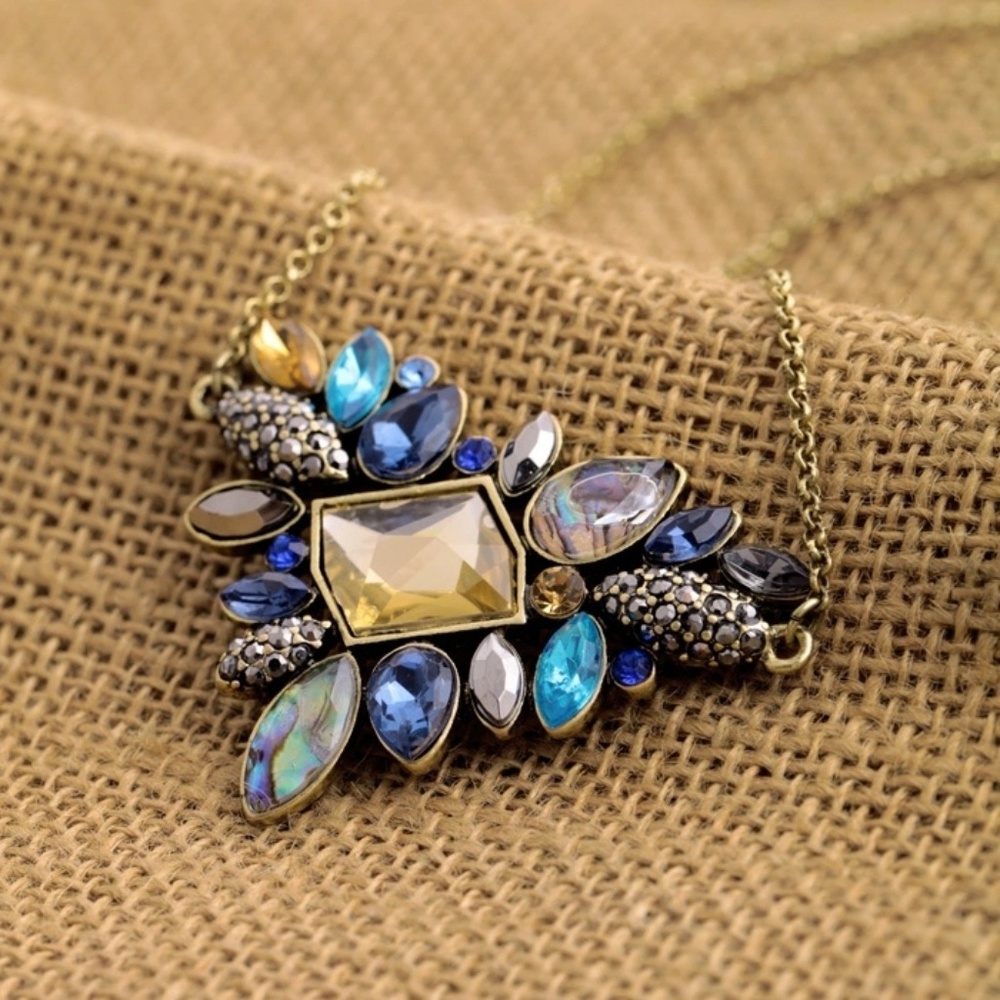 KISS ME Exquisite Rhineston pendant