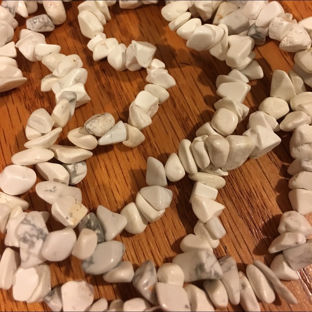 White Magnesium Stone Chip Necklace - Picture 4 of 7