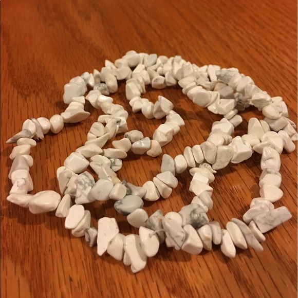 White Magnesium Stone Chip Necklace - Picture 5 of 7