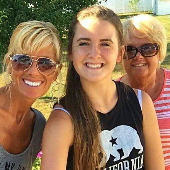 Meet your Posher, Kelly - Picture 2 of 2