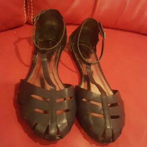Madden girl black flat ankle strap san?al.