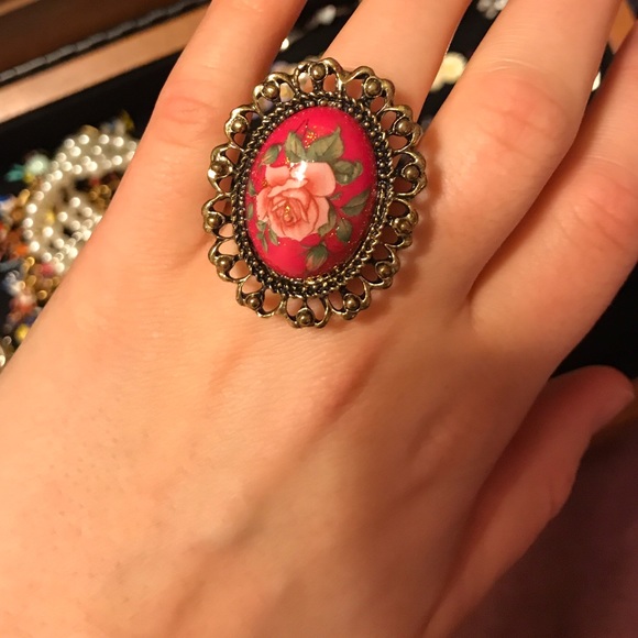 Forever 21 Jewelry - Rose Cameo Ring🌷