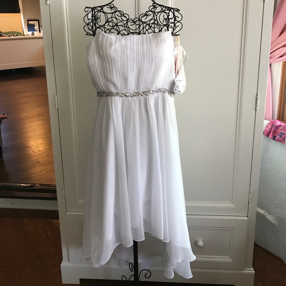 Never used in perfect condition white hi low dress