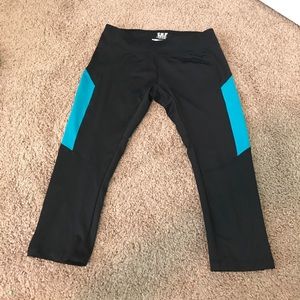 Small W sport cropped running leggings
