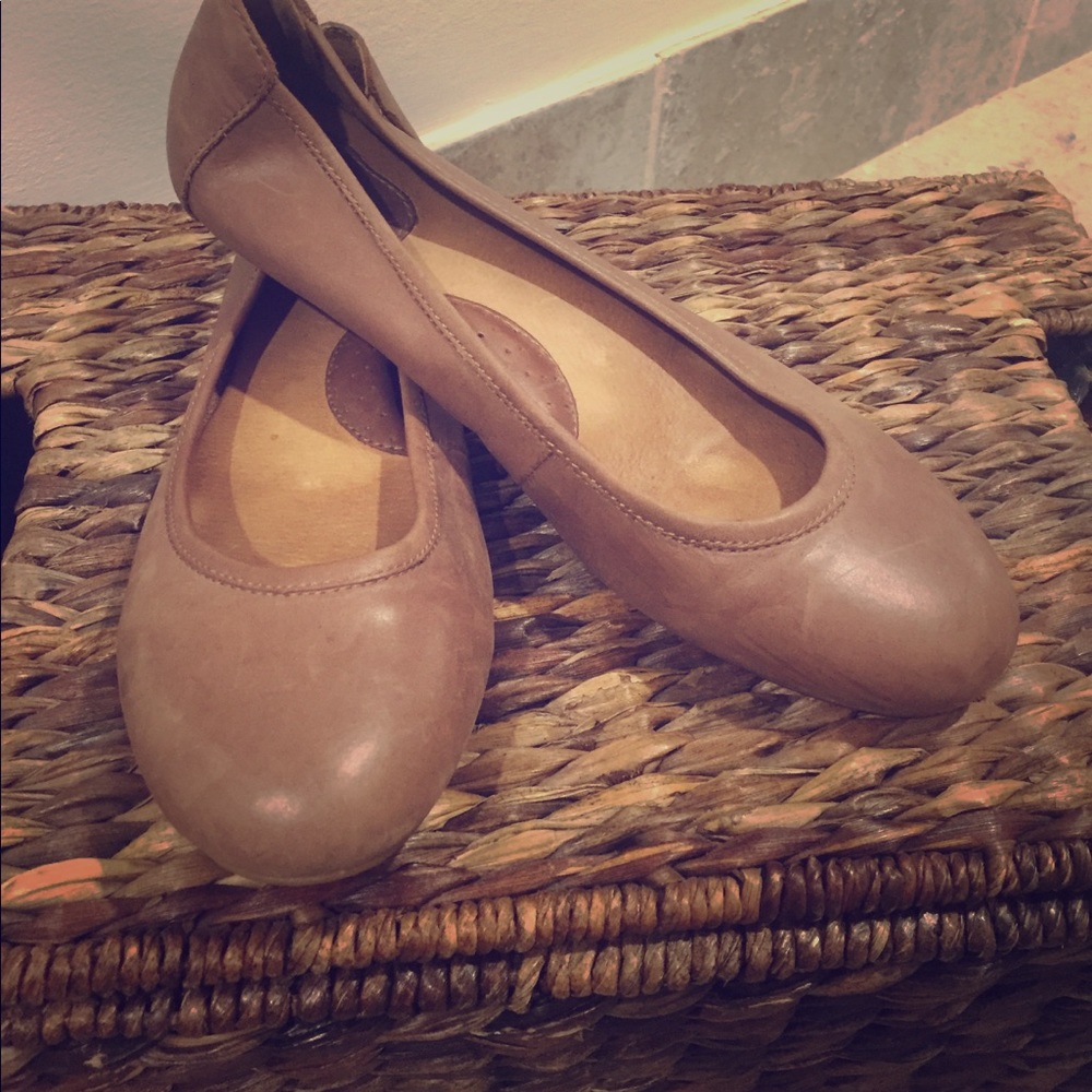 Born brown flats
