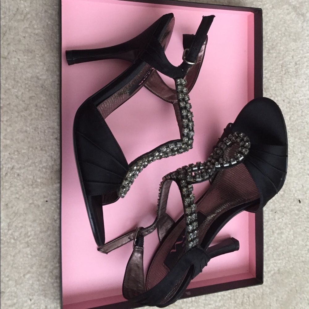 Heels - Picture 3 of 3