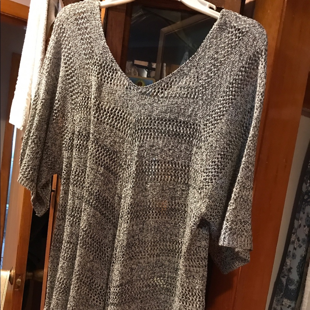 Blk n white lite sweater