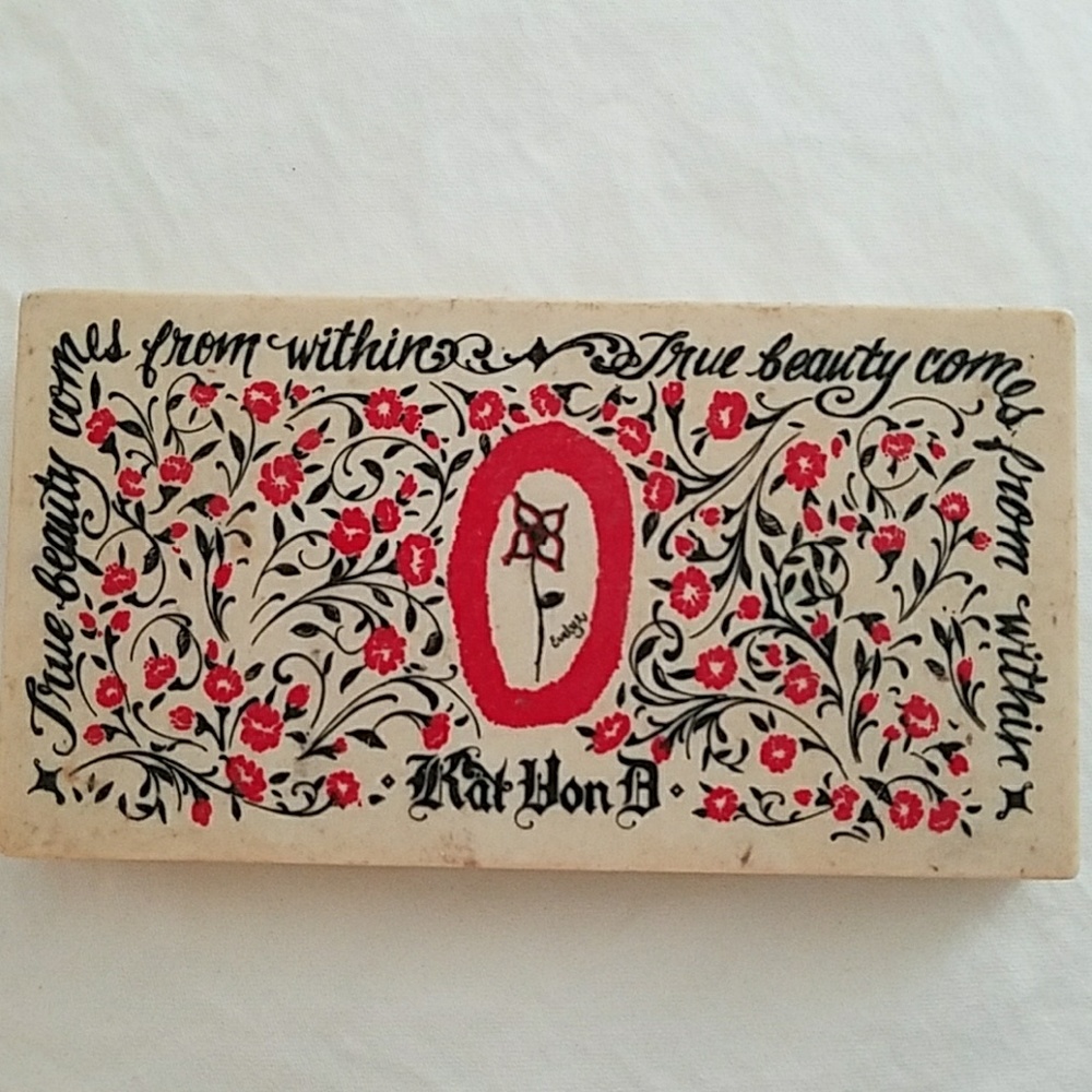 Kat von D- eye shadow palette