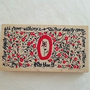 Kat von D- eye shadow palette