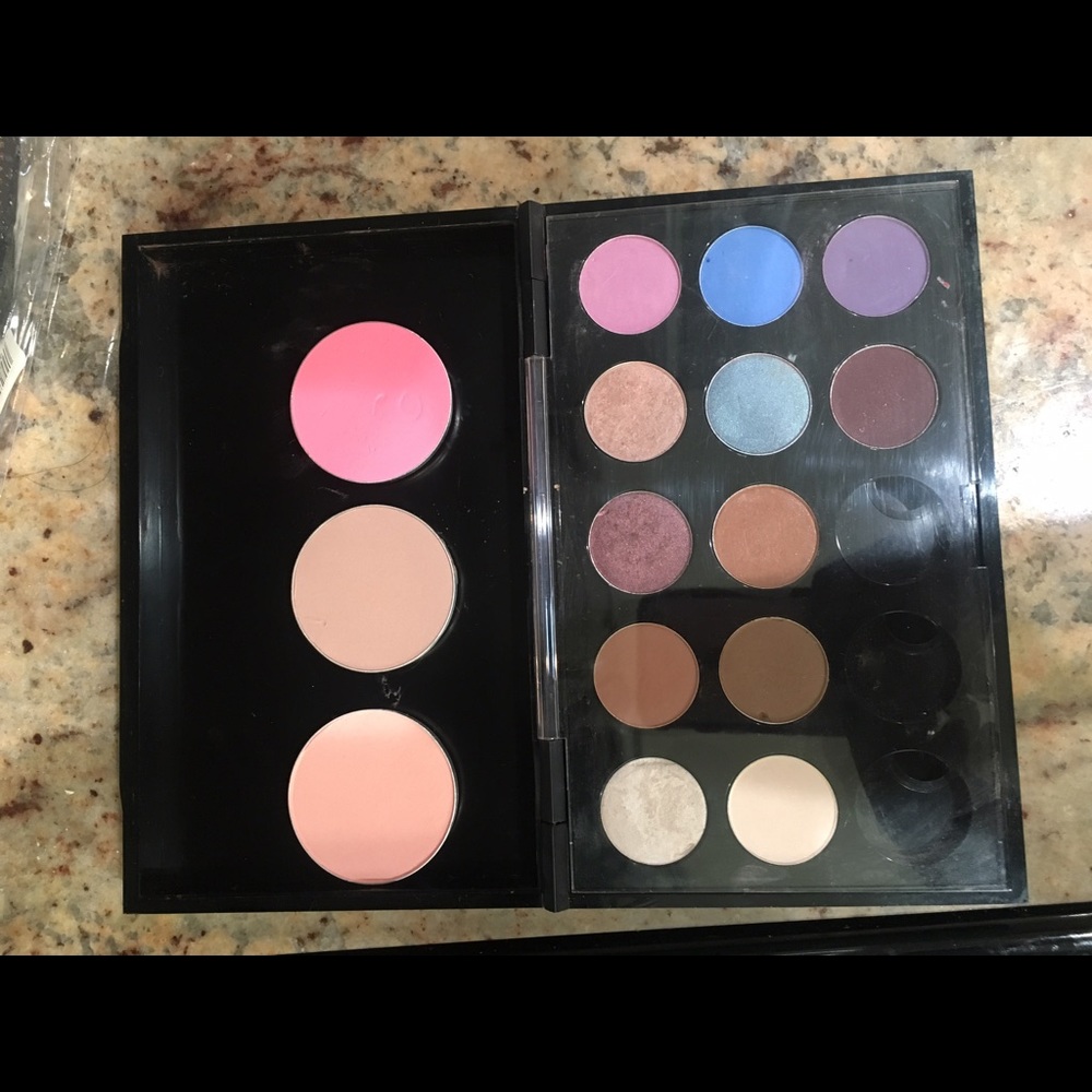 Mac Palette with 12 Mac shadows and 3 Mac Blushes