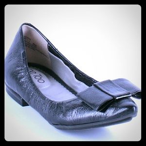 Me too flat black leather