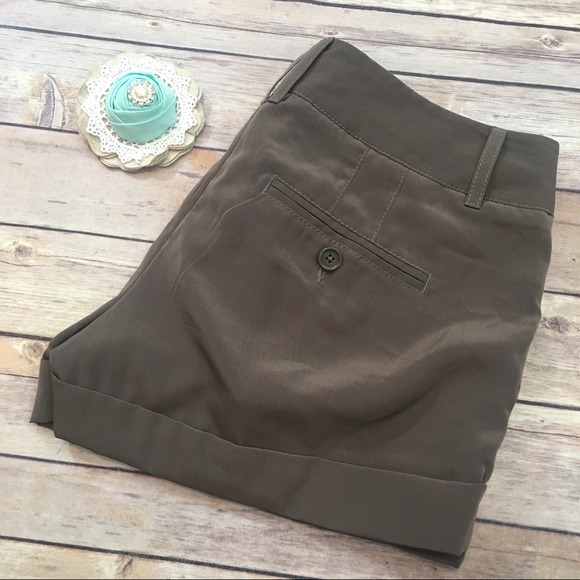 SOLD 🌺Sz 4 Express Front Pleated Cuffed Shorts - Picture 7 of 7