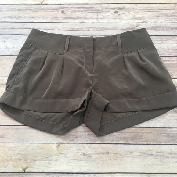 SOLD 🌺Sz 4 Express Front Pleated Cuffed Shorts - Picture 5 of 7