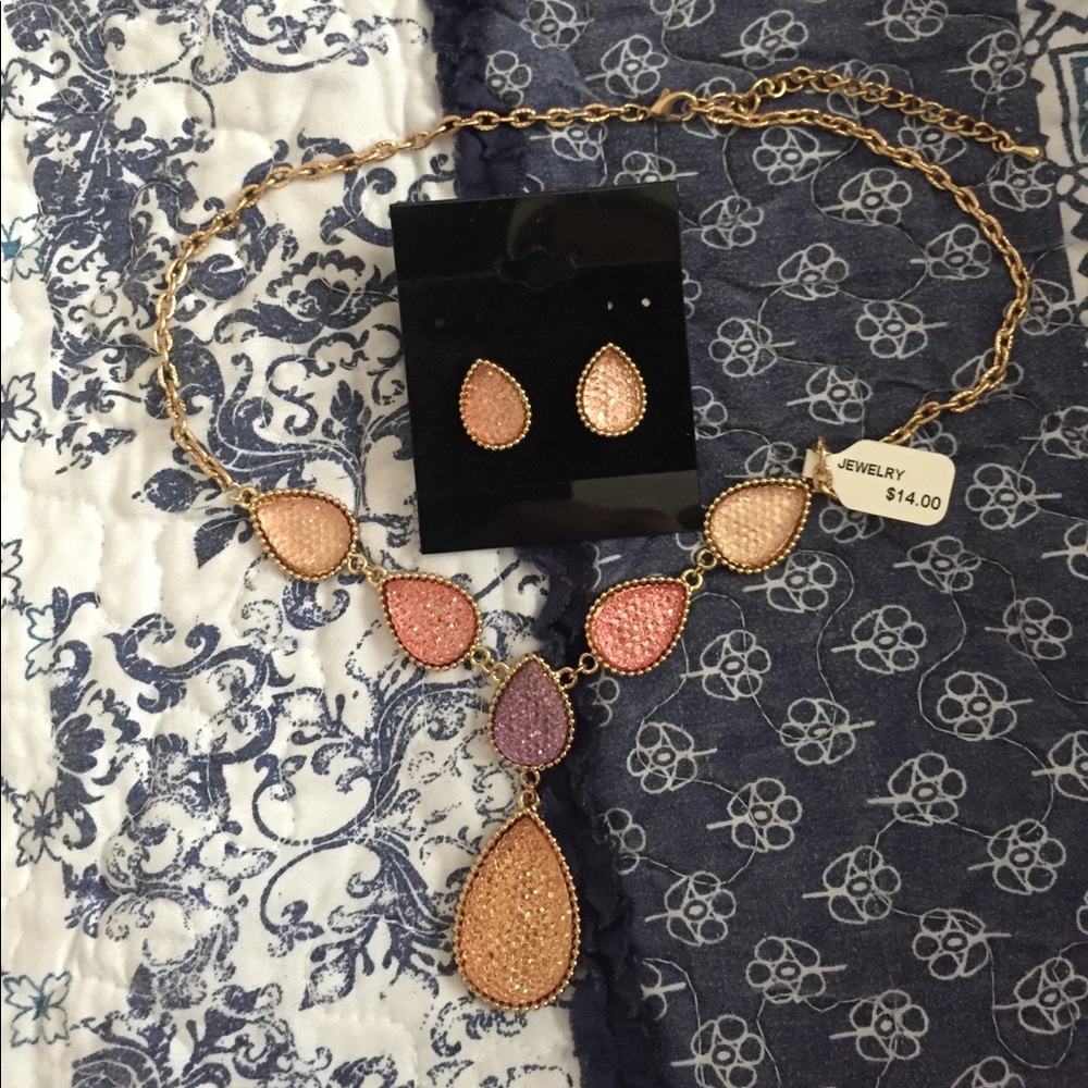 NWT Unique matching necklace & earrings
