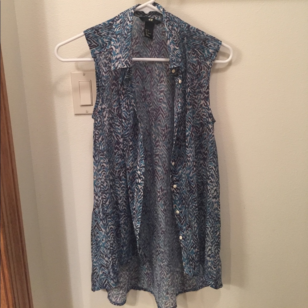 Patterned high low button up top