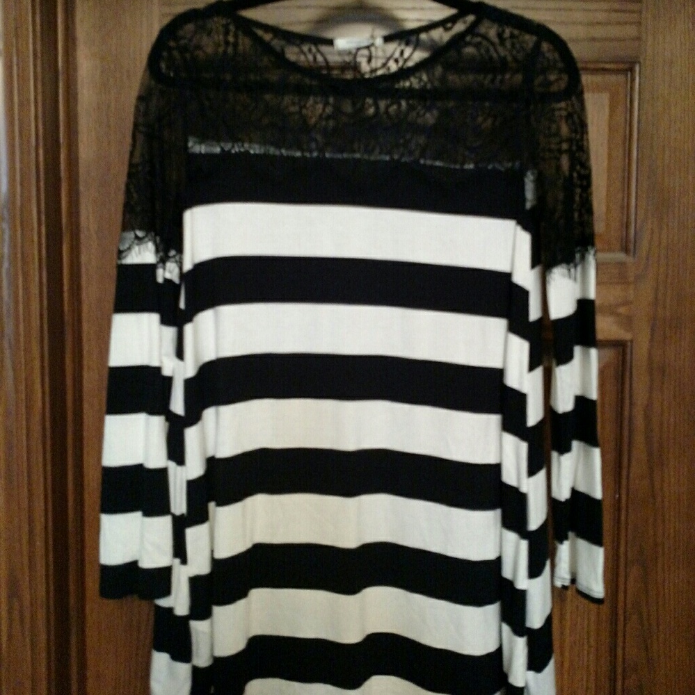 NWT Ultra Soft Size M Black & White striped shirt