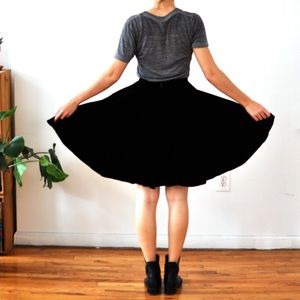 VTG black velvet high-waisted swing skirt