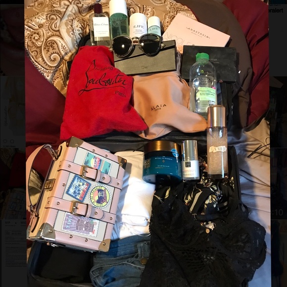 Meet your Posher, Stephanie - Picture 2 of 2