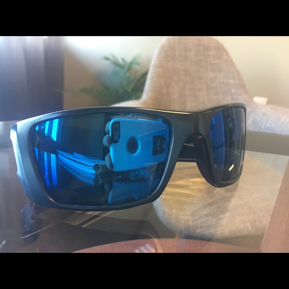Like new Men's Oakley sunglasses
