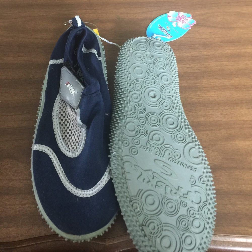 *NWT* WATER SHOES 💦💦 blue size 6