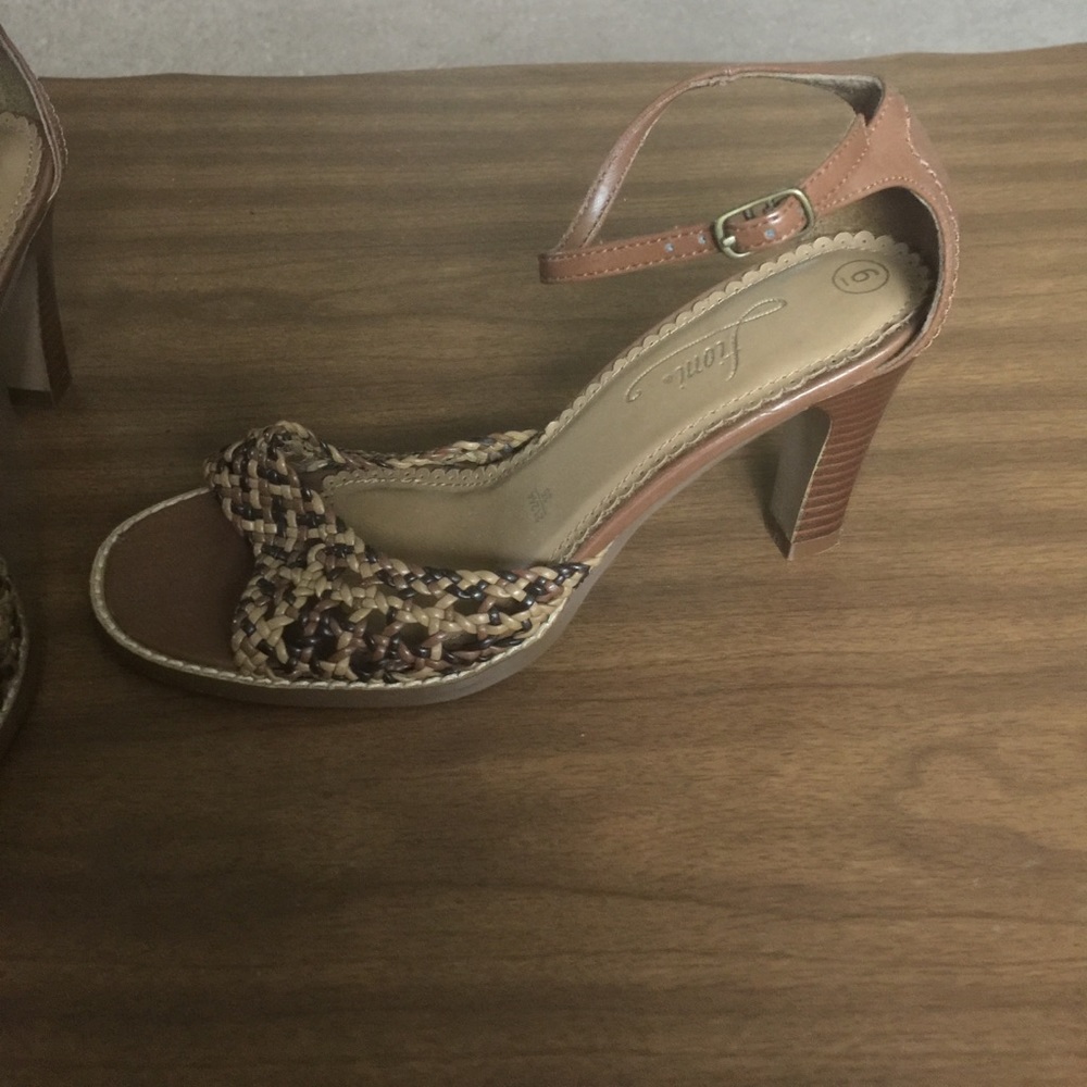 FIONI 🌺Brown ankle strap open toe 3" heels size 6