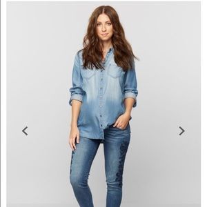 Luxe Essentials - Maternity shirt blue chambray