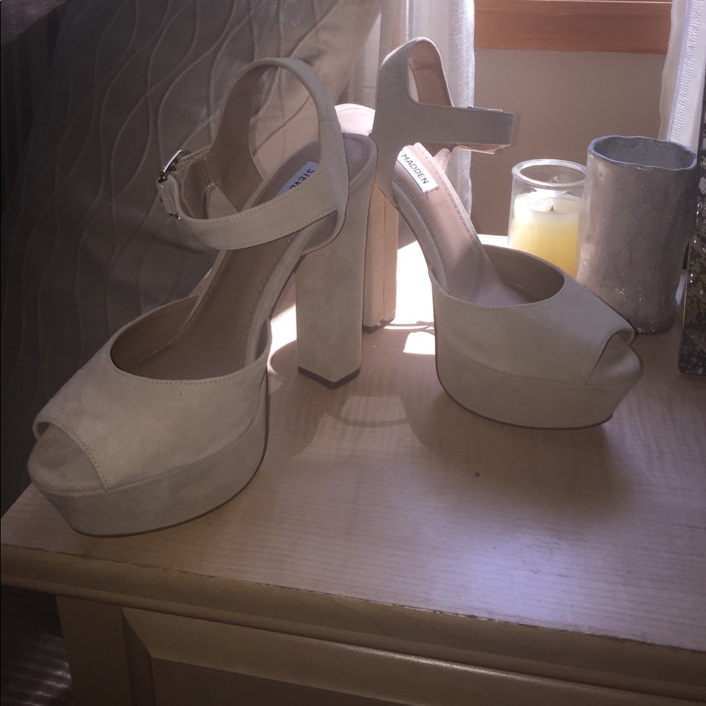 Size 9 Steve Madden tan suede pumps