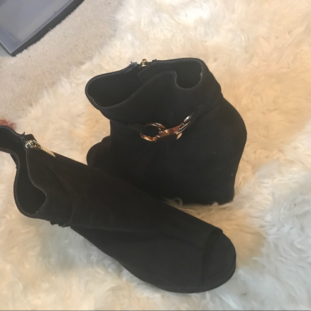 Black wedge heels