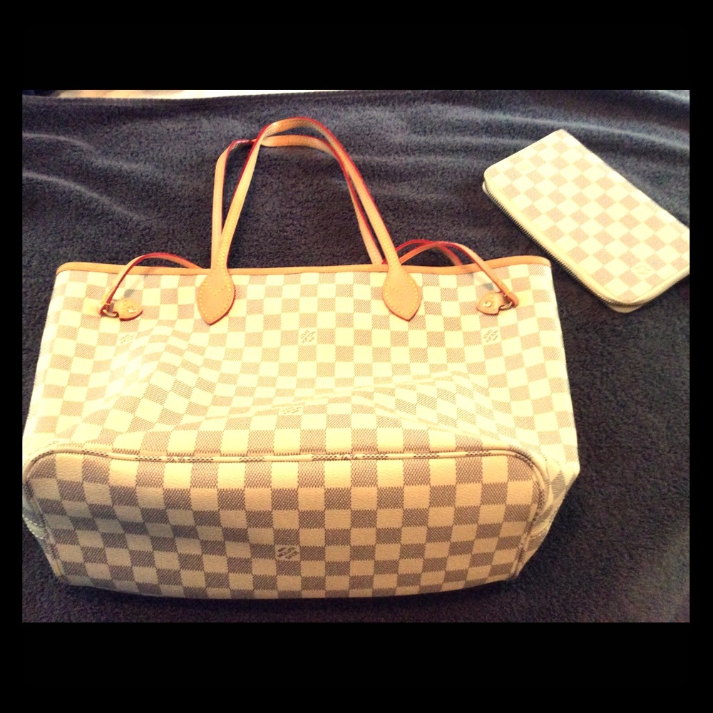 Tote bag with matching wallet.