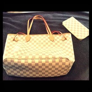 Tote bag with matching wallet.