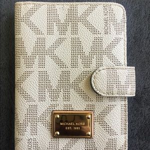 Michael Kors Jet Set Passport Case
