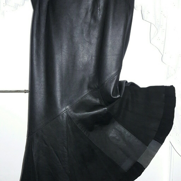 Leather skirt, black, pleated, Medium.