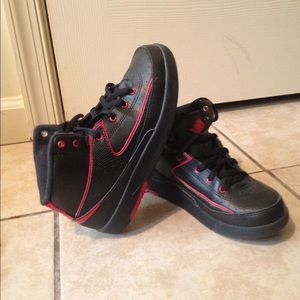Jordan 2's red and black