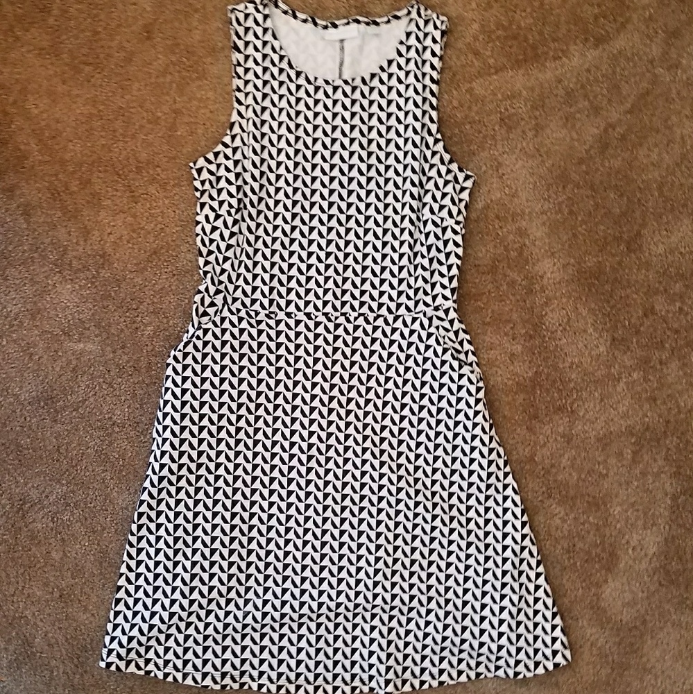 Sleeveless Black and White Dress with Pockets!