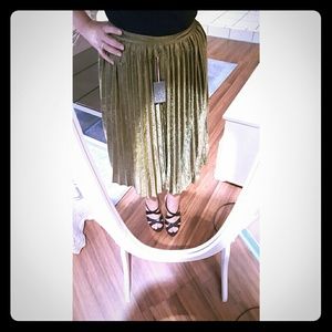 Forever 21 metallic gold pleated skirt size medium