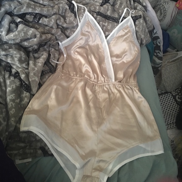 Very cute romper from Windsor. FIRM ON PRICE - Picture 2 of 5