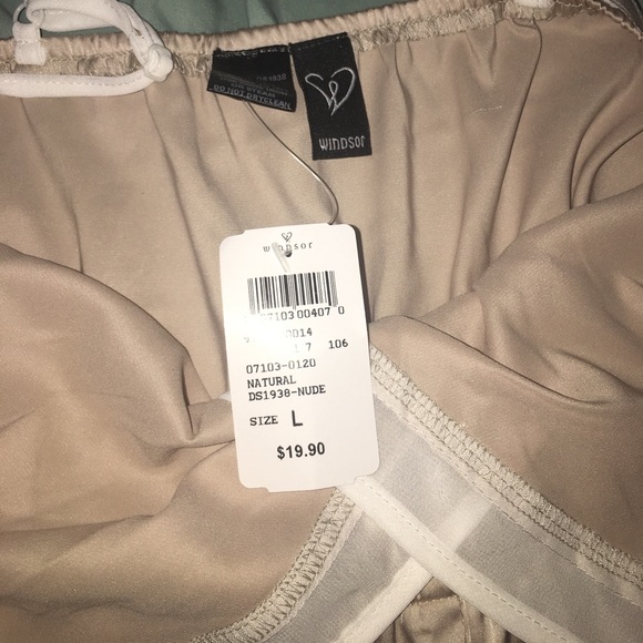 Very cute romper from Windsor. FIRM ON PRICE - Picture 3 of 5